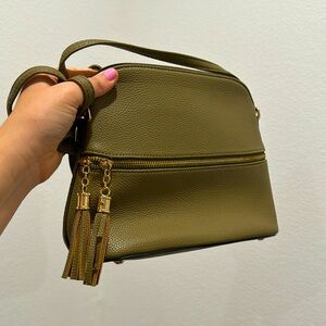 Green Fall Crossbody Purse – Great Condition & Perfect for Everyday Wear!
